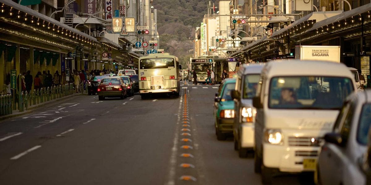 Wall Street cae dos días seguidos por alza del petróleo y tono restrictivo de la Fed