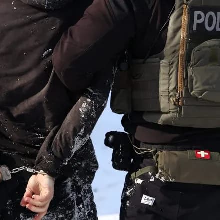 공항에서 ICE 요원의 휴대폰 검사 피하는 법