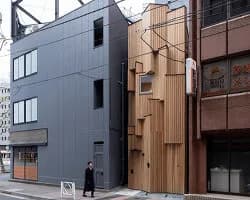 화사, '브라 노출' 패션으로 화제...네이버 실시간 검색 1위 차지