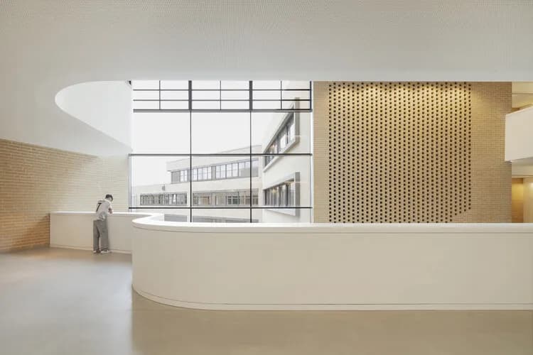 독일 레겐스부르크, 40년 된 직업학교에 현대적 증축동 완공