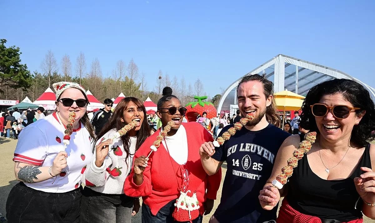 논산딸기축제 '딸기향 족욕장', 봄바람 속 힐링 명소로 부상
