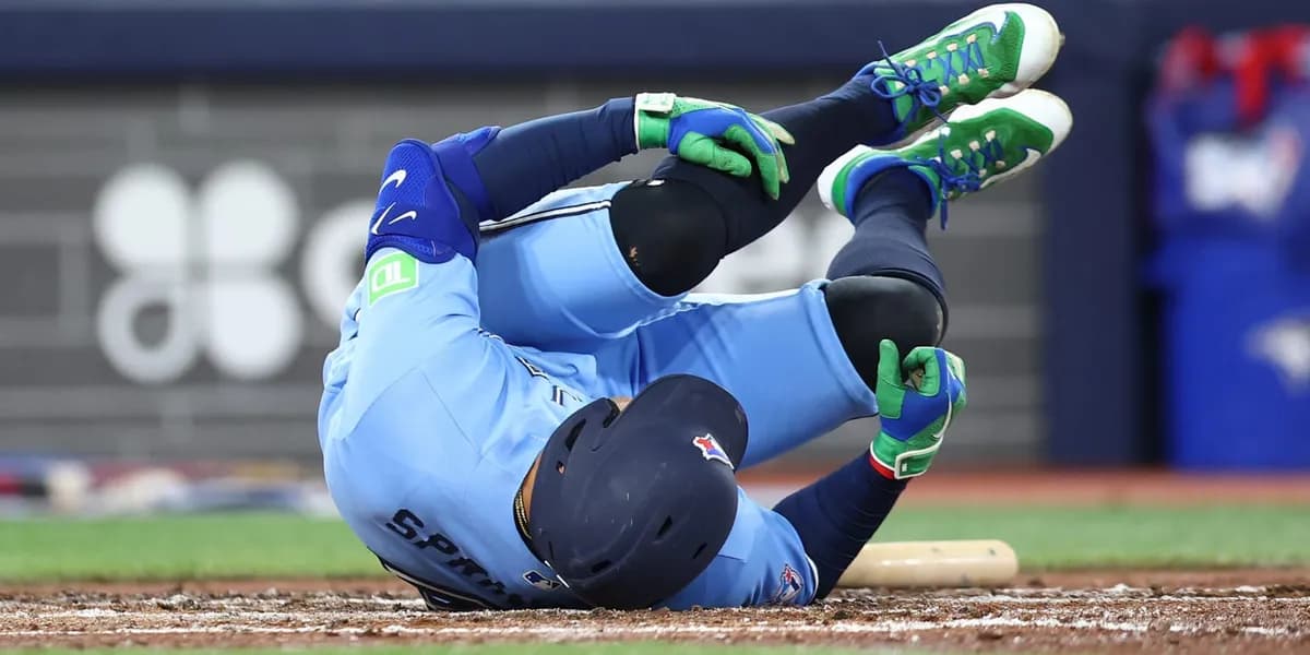 Springer exits game vs. Twins with broken toe
