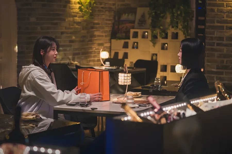 Uhm Hyun Kyung Receives Unexpected Gift From Yoon Da Young On First Day As Intern In “Our Happy Days”