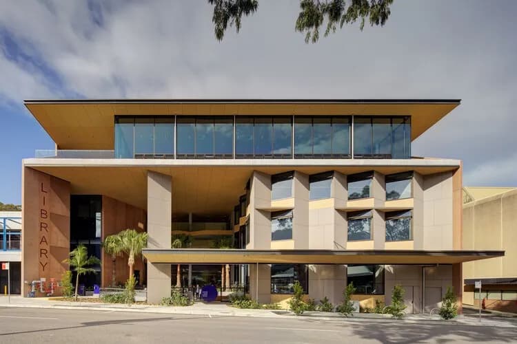 Gosford Regional Library / Lahznimmo Architects