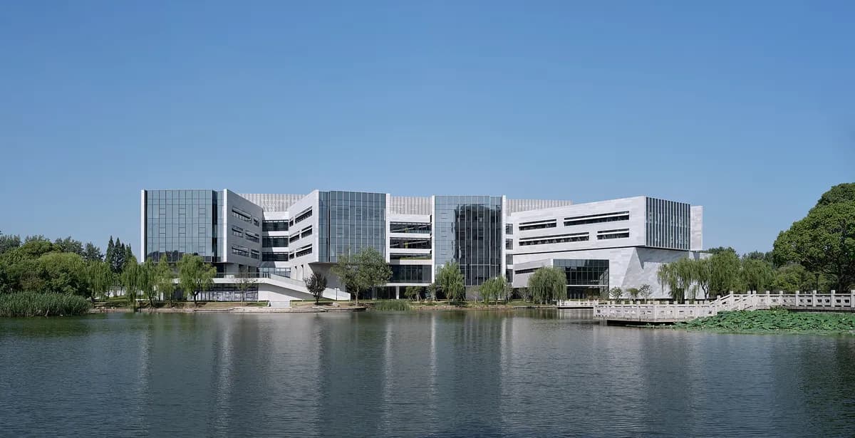 Shanghai Jiao Tong University Student Service Center / TJAD/Zeng Qun Architecture Design Studio