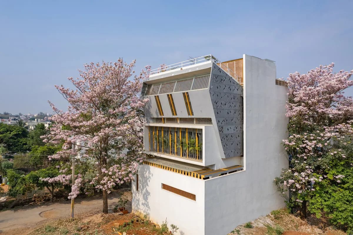 The Blooming Haus / Studio WhiteScape