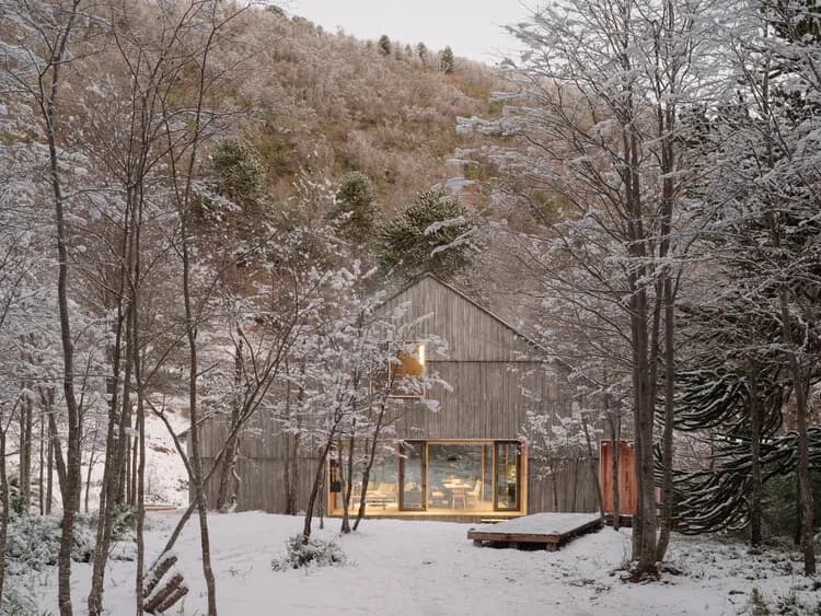 House on the Cautín River / Iragüen Viñuela Arquitectos