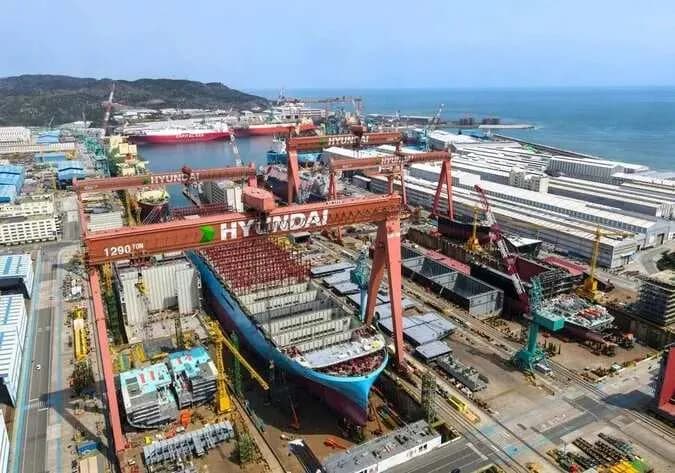 HD현대중공업 잠수함 화재, 고립 노동자 사망 공시…구조 이틀째 난항