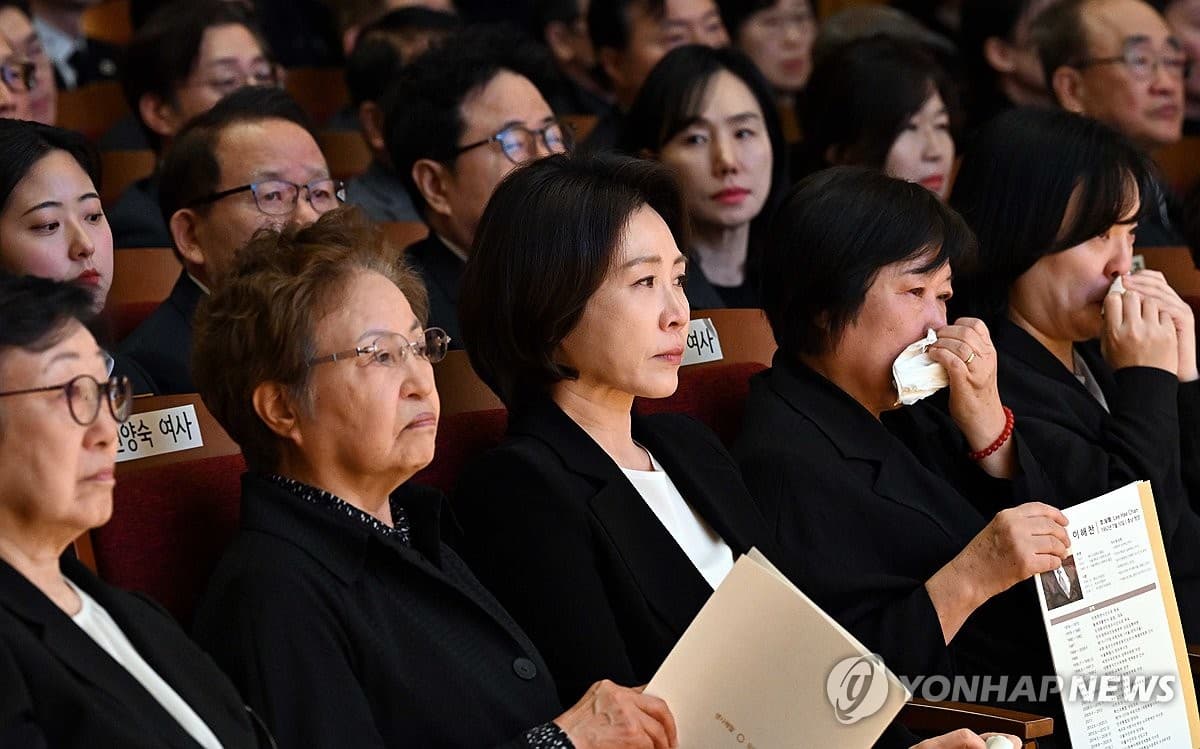 金여사, 文 前대통령 장모상 빈소 찾아 조문