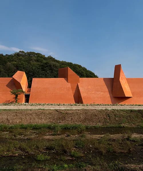 강원도 숲속에 우뚝 선 '요새 카페', 고대 성벽을 현대 건축으로 재해석하다