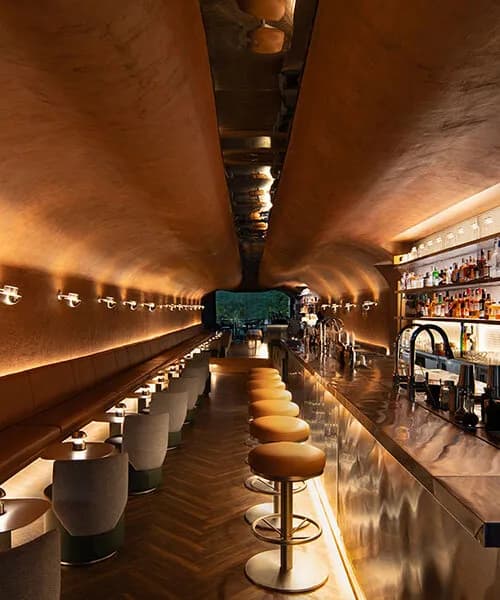 거울과 강철이 빚어낸 '터널 바', 뉴델리 공간 경험의 재정의