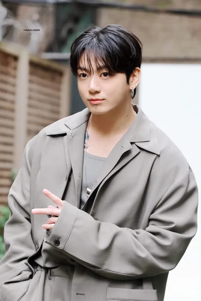 방탄소년단 정국 '휴대폰 사용'으로 열애설 재점화...팬덤 내 갑론을박