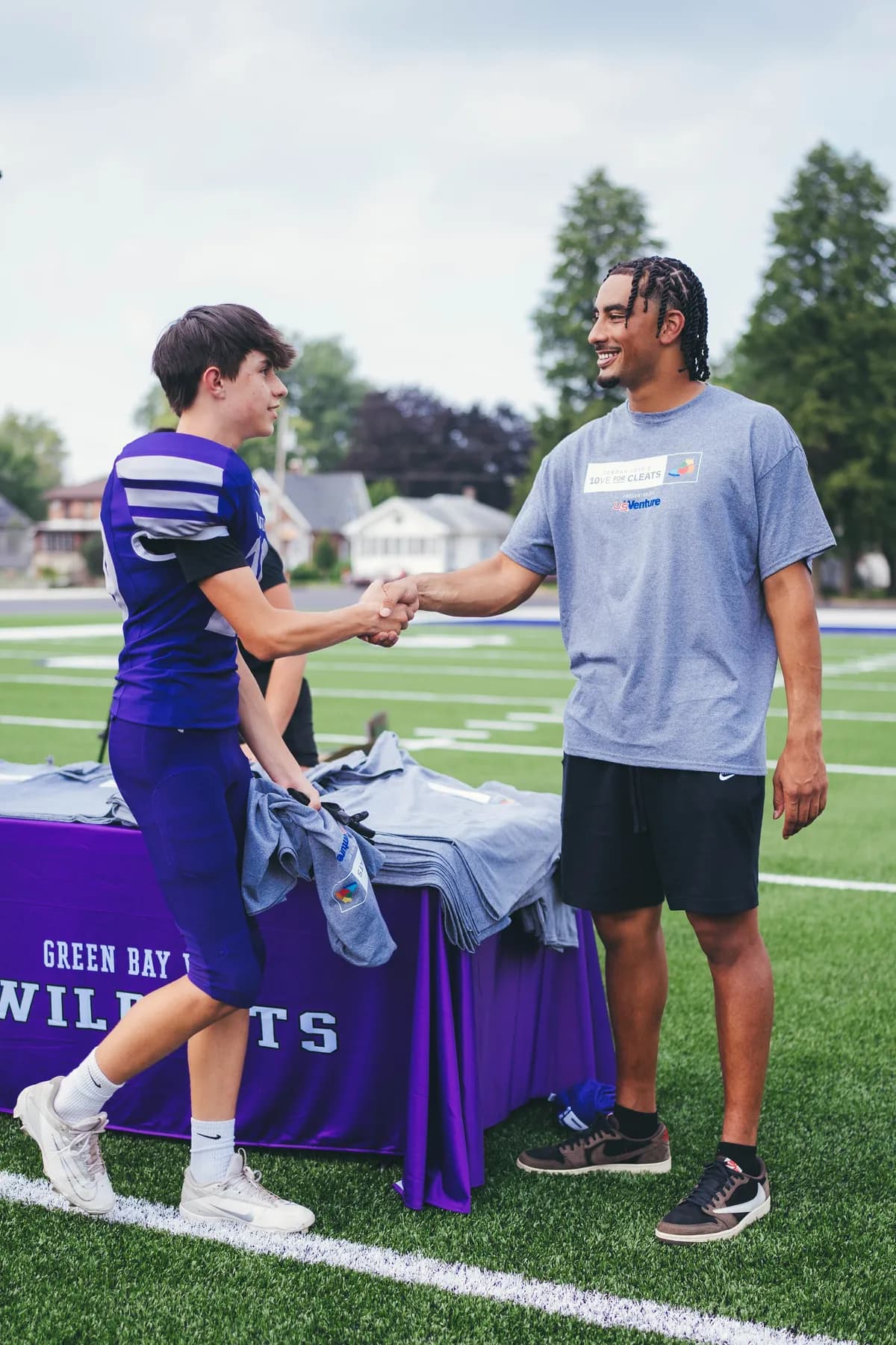 조던 러브, 청소년 스포츠팀에 클리트 2000켤레 기부