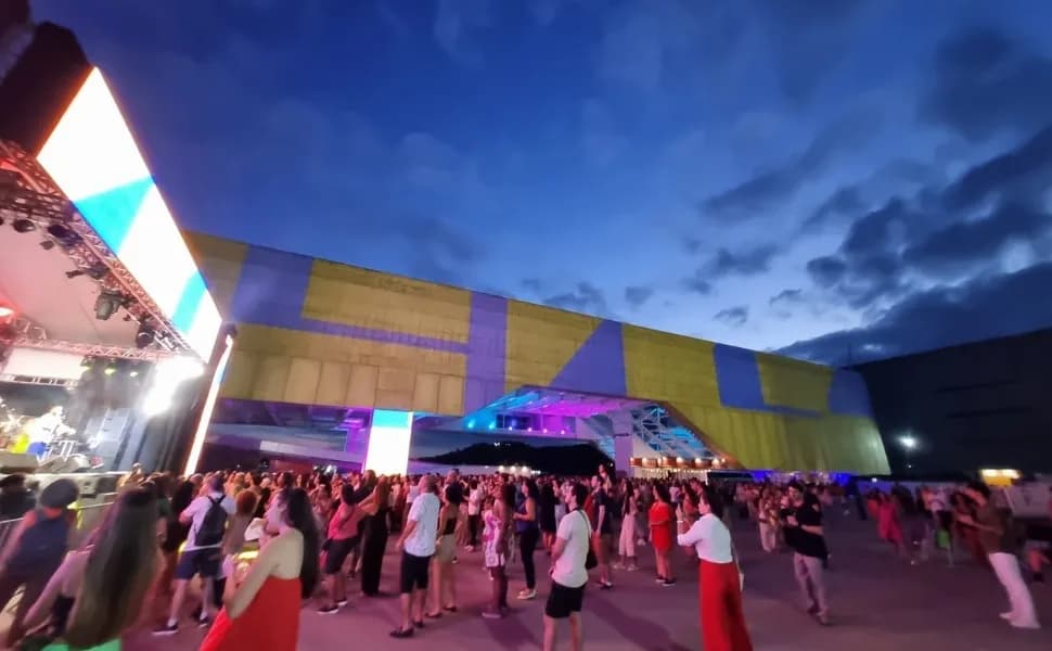 카이스 다스 아르테스, 반데이라 카사카 공연으로 시즌 개막