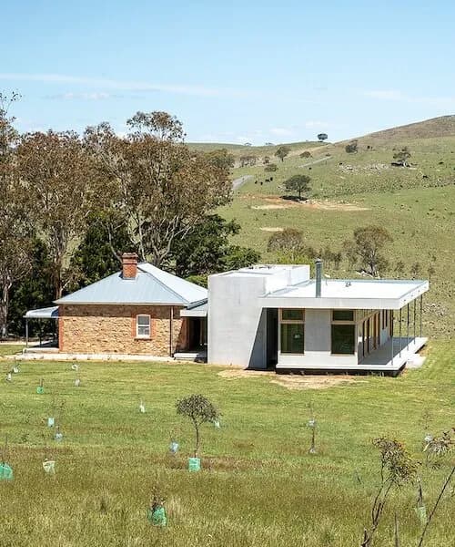 19세기 석조 농가에 현대적 강철 파빌리온을 더하다