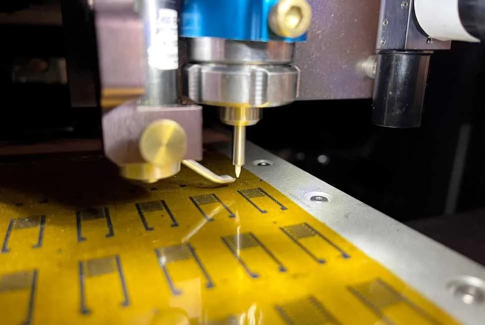 인쇄된 인공 뉴런, 살아있는 뇌세포와 직접 대화에 성공