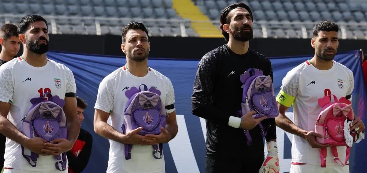 이란 축구대표팀, 학교 테러 희생자 추모…검은 완장·책가방 들고 애도