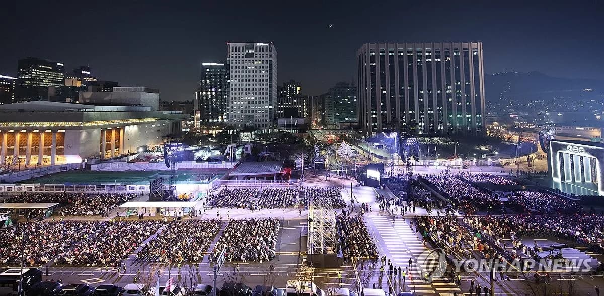 BTS 완전체 7인, 광화문광장서 4만여명 앞 컴백 공연