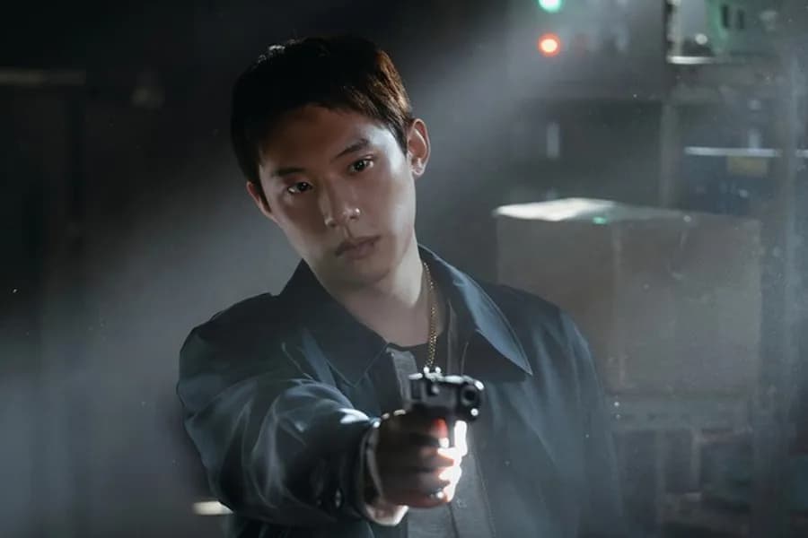 Kim Sung Cheol Is A Loan Company Employee Who Closes In On Park Bo Young For Gold Bars In New Drama “Gold Land”