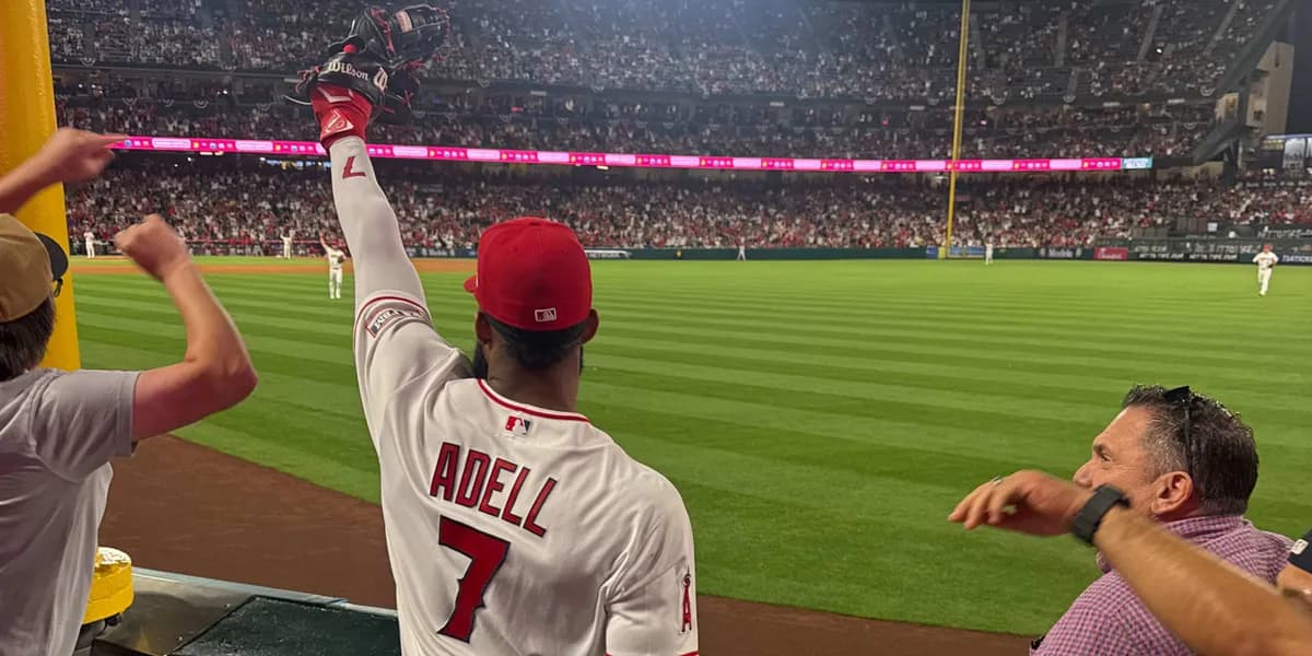 Fan takes one-in-a-million picture of Adell's final home run robbery