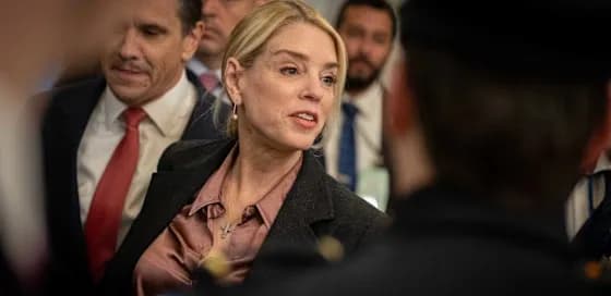 폴 토마스 앤더슨, 28년 만에 첫 오스카 트로피 품다